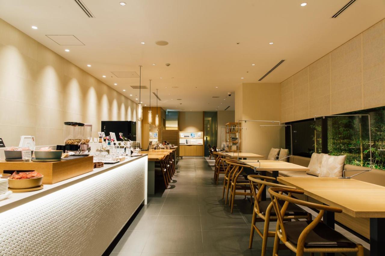 Kanazawa Tokyu Hotel מראה חיצוני תמונה Interior of a typical Starbucks Reserve store