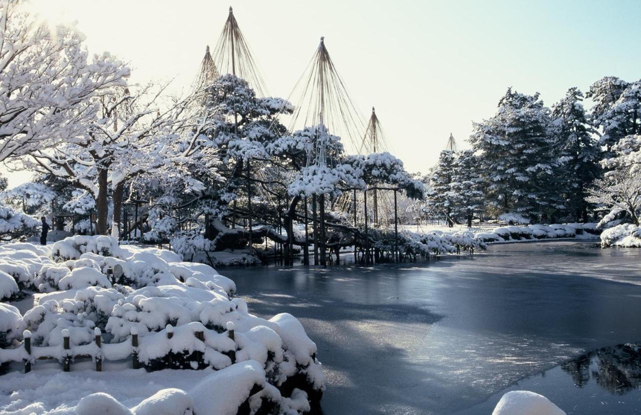 Kanazawa Tokyu Hotel מראה חיצוני תמונה The Japanese garden in winter