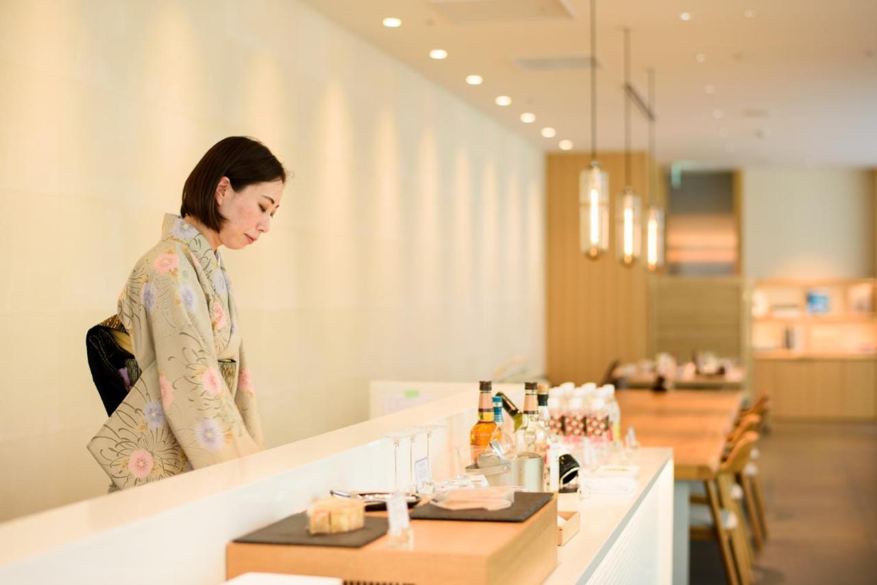 Kanazawa Tokyu Hotel מראה חיצוני תמונה A flight attendant at the airport